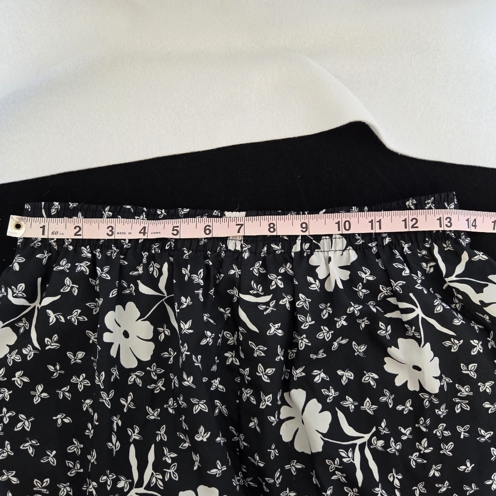 Carriage Court 10 Petite Floral Black and White Women's Skirt With Pockets - Picture 10 of 10